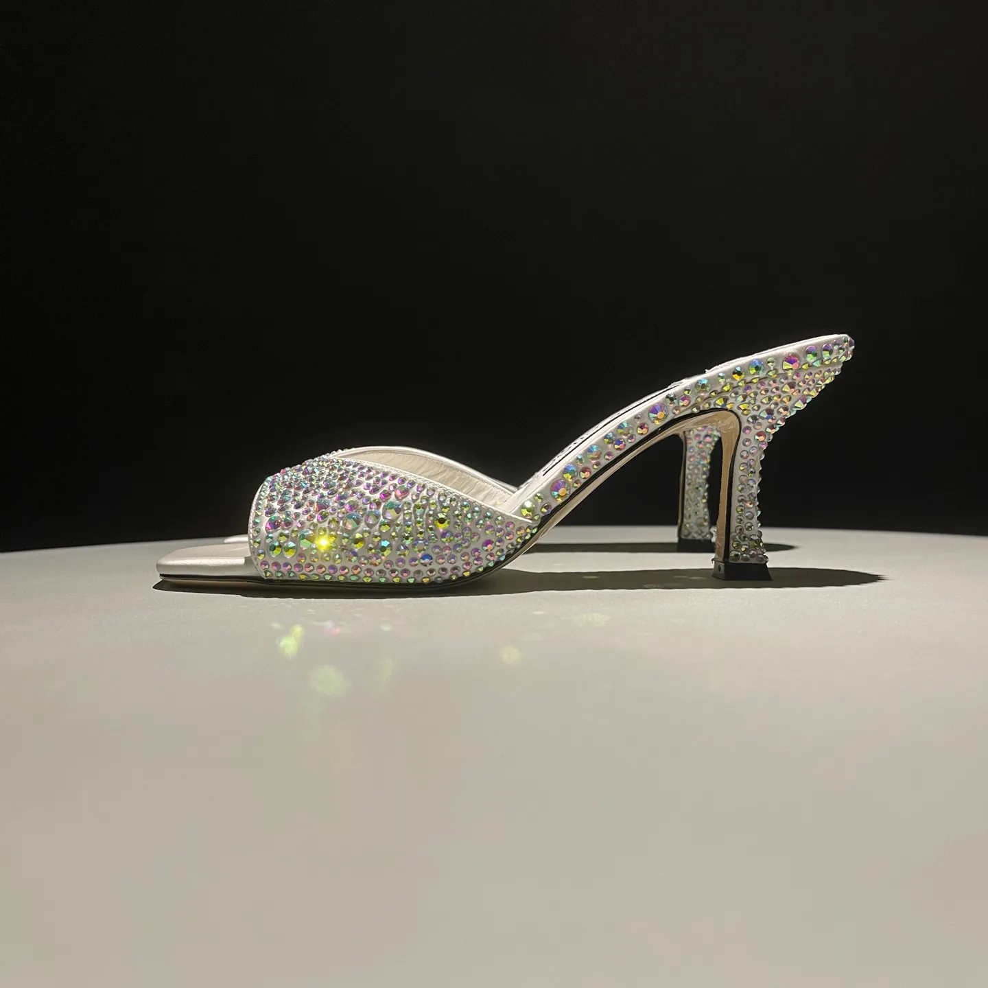 👟👟Ex-factory price 640👟👟 JIMMY CHOO A pair of high heels that can conquer all men👠Easy to wear and versatile, a must-have item for the annual meeting🥂Bilng Bilng is so beautiful that no one can breathe. Material: silk hot diamond gradient champagne color🍸Sheepskin lining Italian leather outsole 2 colors for sale: champagne white Size: 34-40 (41 42 43 (Customized)) Height 7cm, packed at the same time at the counter!